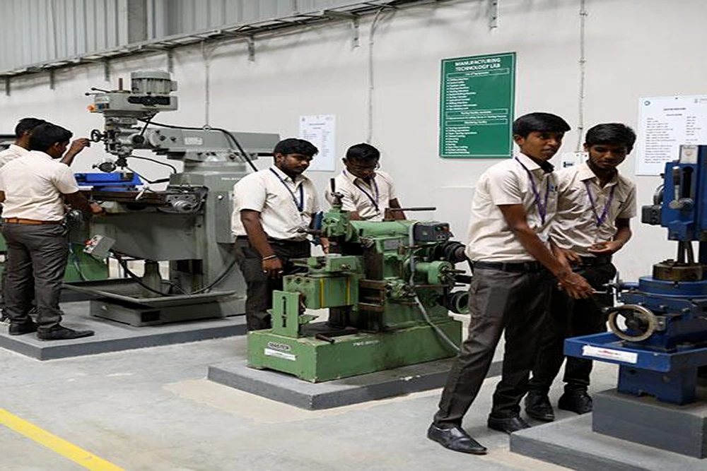 Mechanical Engineering students gaining hands-on manufacturing and machine workshop experience